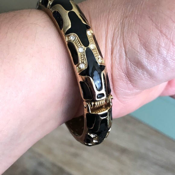 Black and Gold clasp Bracelet - Picture 9 of 10